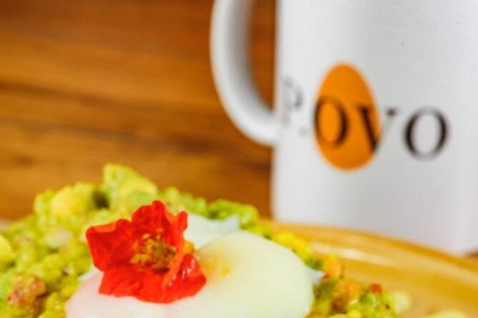 2021. CrÃ©dito:  Alex Woloch/Divulgacao.Revista. Encontro com o Chef.  Chef Rodrigo Gomes, do P.OVO bistrÃŽ e sua receita de Toat de abacate.