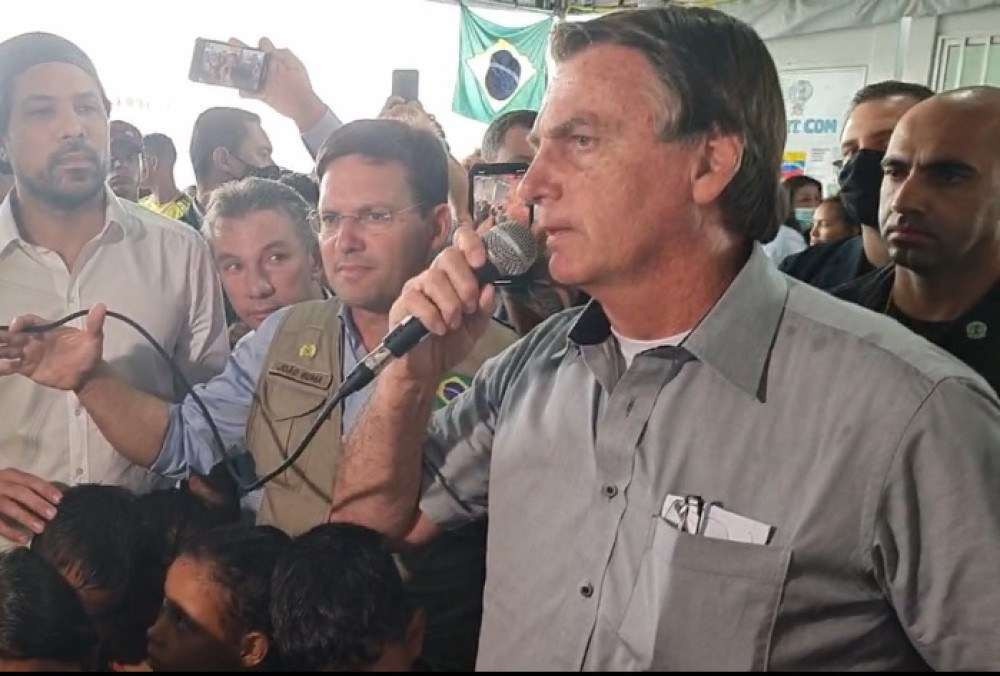 Em Roraima, Bolsonaro filma refugiados: 