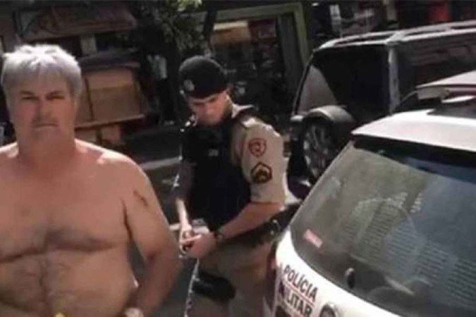 Marquinho do Depósito, ex-vereador de Naque, quando foi preso pela PM, em 2019 -  (crédito:  Reprodução/ Vídeo Roberto Higino)