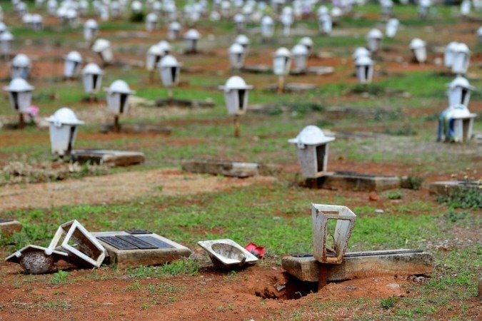 27/10/2021 Crédito: Marcelo Ferreira/CB/D.A Press. Brasil. Brasilia - DF Cemitério Campo da Esperança em Taguatinga, preparativos para o dia dos finados. Descaso e abandono.