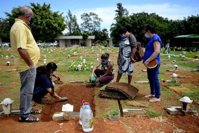 27/10/2021 Crédito: Marcelo Ferreira/CB/D.A Press. Brasil. Brasilia - DF Cemitério Campo da Esperança em Taguatinga, preparativos para o dia dos finados. Descaso e abandono. Antônia Ferreira (calça vinho) e familiares arrumam o túmulo da família