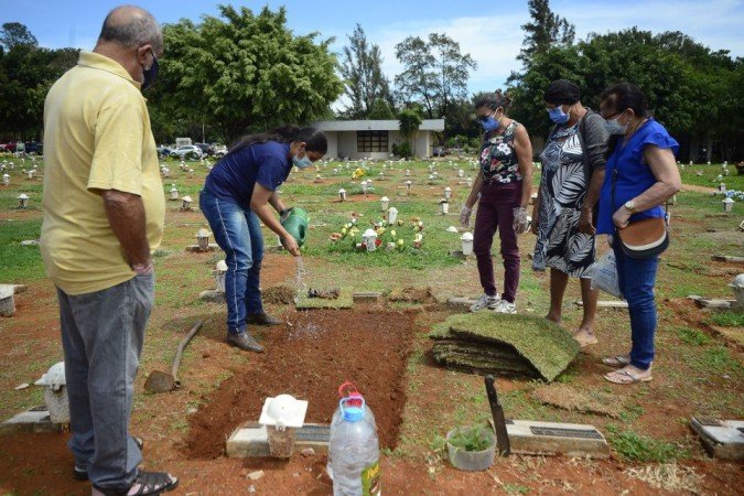 27/10/2021 Crédito: Marcelo Ferreira/CB/D.A Press. Brasil. Brasilia - DF Cemitério Campo da Esperança em Taguatinga, preparativos para o dia dos finados. Descaso e abandono. Antônia Ferreira (calça vinho) e familiares arrumam o túmulo da família