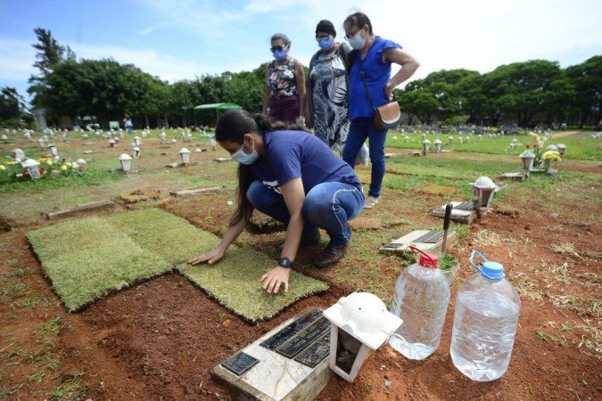 27/10/2021 Crédito: Marcelo Ferreira/CB/D.A Press. Brasil. Brasilia - DF Cemitério Campo da Esperança em Taguatinga, preparativos para o dia dos finados. Descaso e abandono. Antônia Ferreira (calça vinho) e familiares arrumam o túmulo da família