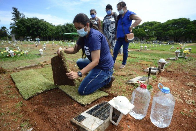 27/10/2021 Crédito: Marcelo Ferreira/CB/D.A Press. Brasil. Brasilia - DF Cemitério Campo da Esperança em Taguatinga, preparativos para o dia dos finados. Descaso e abandono. Antônia Ferreira (calça vinho) e familiares arrumam o túmulo da família