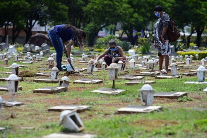 27/10/2021 Crédito: Marcelo Ferreira/CB/D.A Press. Brasil. Brasilia - DF Cemitério Campo da Esperança em Taguatinga, preparativos para o dia dos finados. Descaso e abandono. Antônia Ferreira (calça vinho) e familiares arrumam o túmulo da família