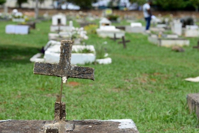 27/10/2021 Crédito: Marcelo Ferreira/CB/D.A Press. Brasil. Brasilia - DF Cemitério Campo da Esperança em Taguatinga, preparativos para o dia dos finados. Descaso e abandono.