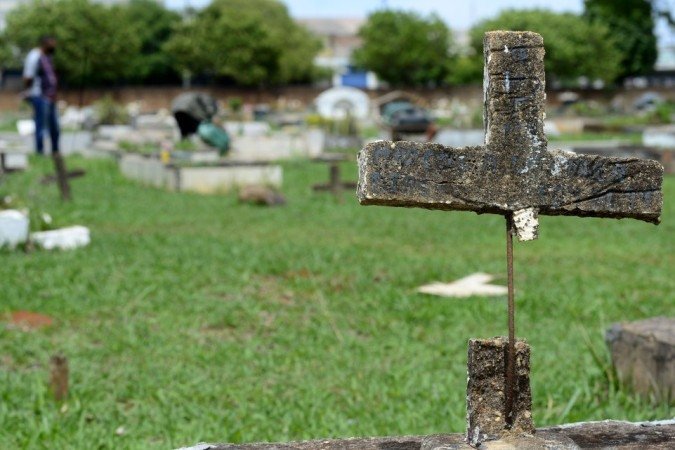 27/10/2021 Crédito: Marcelo Ferreira/CB/D.A Press. Brasil. Brasilia - DF Cemitério Campo da Esperança em Taguatinga, preparativos para o dia dos finados. Descaso e abandono.