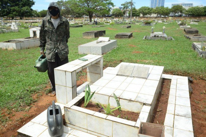 27/10/2021 Crédito: Marcelo Ferreira/CB/D.A Press. Brasil. Brasilia - DF Cemitério Campo da Esperança em Taguatinga, preparativos para o dia dos finados. Descaso e abandono. Jardineiro Ronie Von trabalha com limpeza de túmulos.