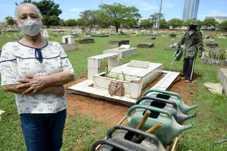 27/10/2021 Crédito: Marcelo Ferreira/CB/D.A Press. Brasil. Brasilia - DF Cemitério Campo da Esperança em Taguatinga, preparativos para o dia dos finados. Descaso e abandono. Senhora Maria da Cunha contratou os serviços do jardineiro Ronie Von para limpar o túmulo da família.