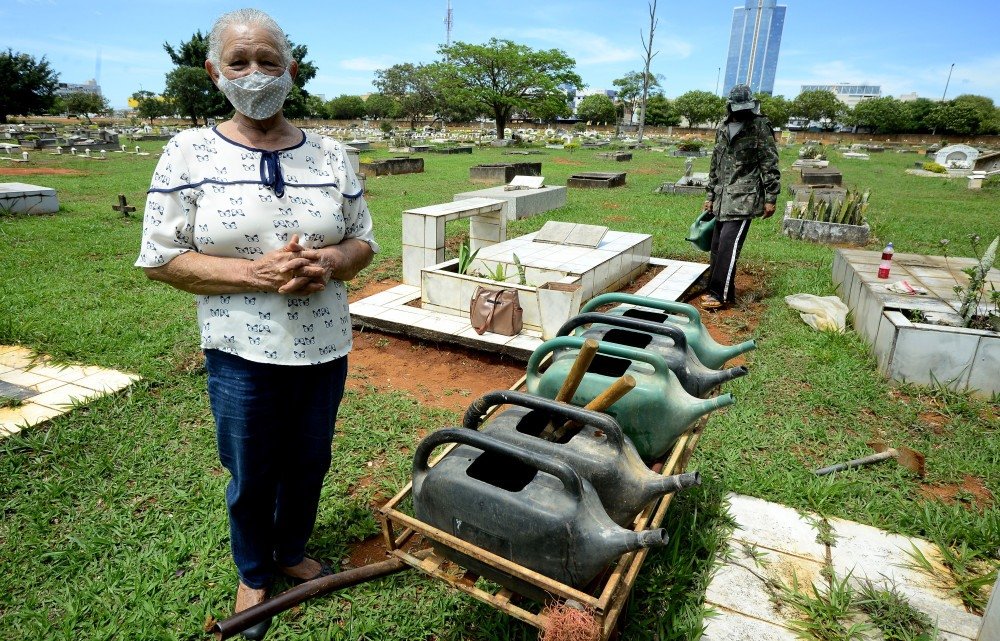 27/10/2021 CrÃ©dito: Marcelo Ferreira/CB/D.A Press. Brasil. Brasilia - DF CemitÃ©rio Campo da EsperanÃ§a em Taguatinga, preparativos para o dia dos finados. Descaso e abandono. Senhora Maria da Cunha contratou os serviÃ§os do jardineiro Ronie Von para limpar o tÃºmulo da famÃ­lia.