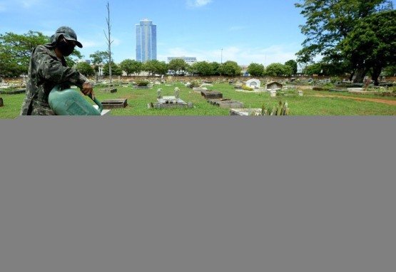 27/10/2021 Crédito: Marcelo Ferreira/CB/D.A Press. Brasil. Brasilia - DF Cemitério Campo da Esperança em Taguatinga, preparativos para o dia dos finados. Descaso e abandono. Jardineiro Ronie Von trabalha com limpeza de túmulos.