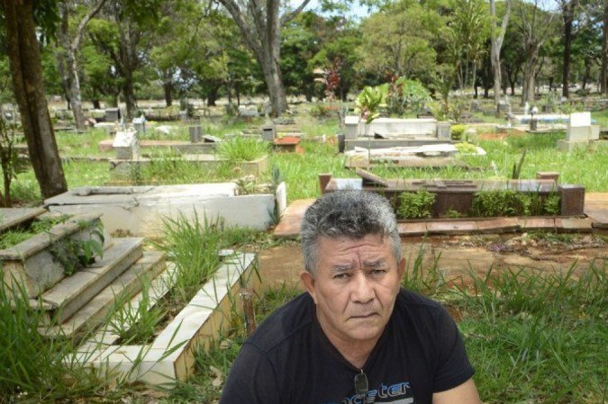 27/10/2021 Crédito: Marcelo Ferreira/CB/D.A Press. Brasil. Brasilia - DF Cemitério Campo da Esperança em Taguatinga, preparativos para o dia dos finados. Descaso e abandono. Raimundo Marques, pinta o túmulo da família.