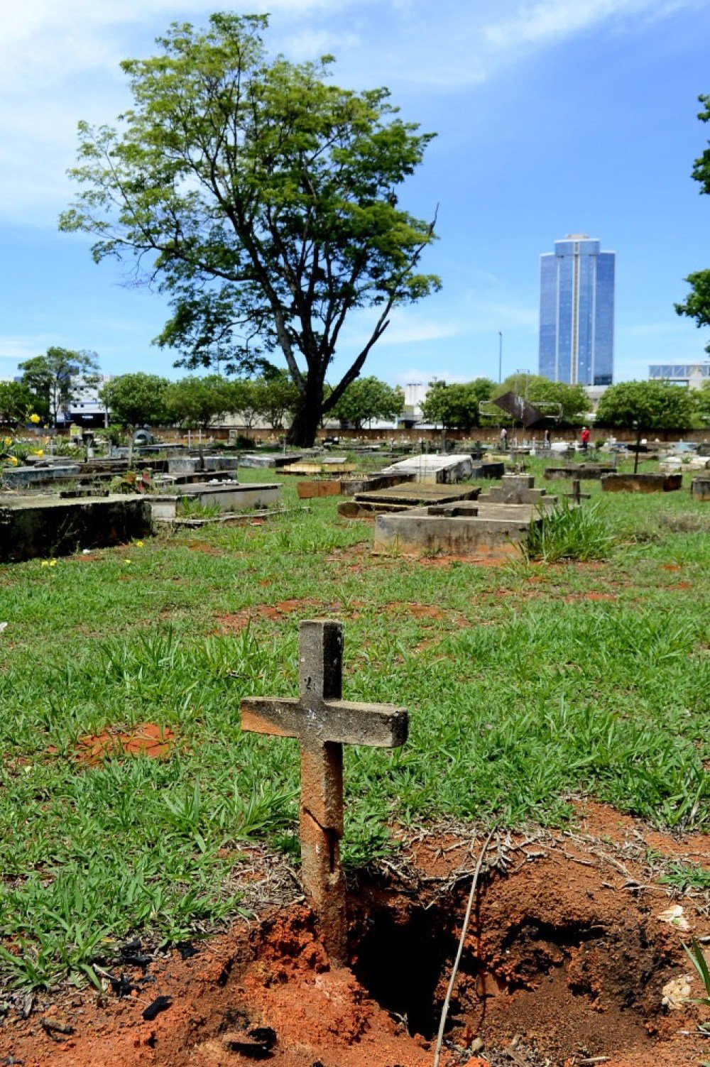 27/10/2021 Crédito: Marcelo Ferreira/CB/D.A Press. Brasil. Brasilia - DF Cemitério Campo da Esperança em Taguatinga, preparativos para o dia dos finados. Descaso e abandono.