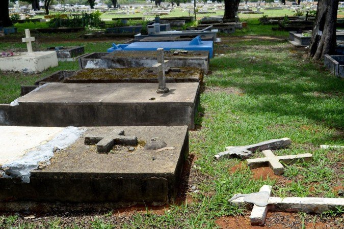 27/10/2021 Crédito: Marcelo Ferreira/CB/D.A Press. Brasil. Brasilia - DF Cemitério Campo da Esperança em Taguatinga, preparativos para o dia dos finados. Descaso e abandono.