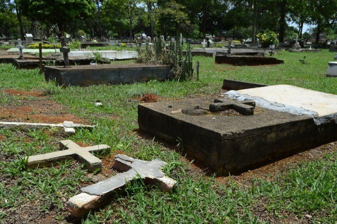 27/10/2021 Crédito: Marcelo Ferreira/CB/D.A Press. Brasil. Brasilia - DF Cemitério Campo da Esperança em Taguatinga, preparativos para o dia dos finados. Descaso e abandono.