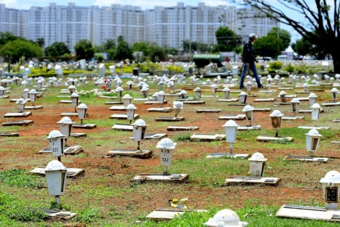 Os portões para os cemitérios serão abertos às 7h e fecham às 18h30 - (crédito: Marcelo Ferreira/CB/D.A.Press) Os portões para os cemitérios serão abertos às 7h e fecham às 18h30 - (crédito: Marcelo Ferreira/CB/D.A.Press)