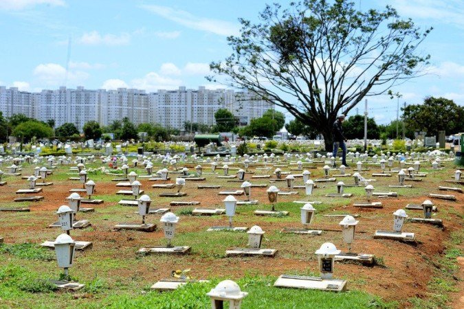 27/10/2021 Crédito: Marcelo Ferreira/CB/D.A Press. Brasil. Brasilia - DF Cemitério Campo da Esperança em Taguatinga, preparativos para o dia dos finados. Descaso e abandono.