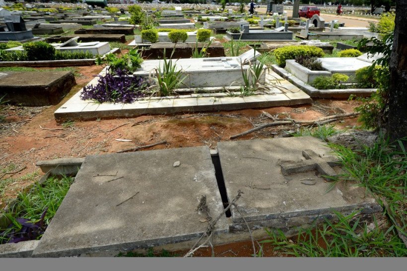 27/10/2021 Crédito: Marcelo Ferreira/CB/D.A Press. Brasil. Brasilia - DF Cemitério Campo da Esperança em Taguatinga, preparativos para o dia dos finados. Descaso e abandono.