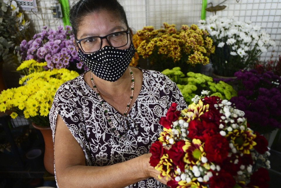2021-10-27 Crédito: Marcelo Ferreira/CB/D.A Press. Brasil. Brasilia - DF Comércio preparativos para o dia dos finados. Floristas do Mercado das Flores na Asa Sul. Edileusa Borges, vende arranjos e flores no Mercado das Flores.