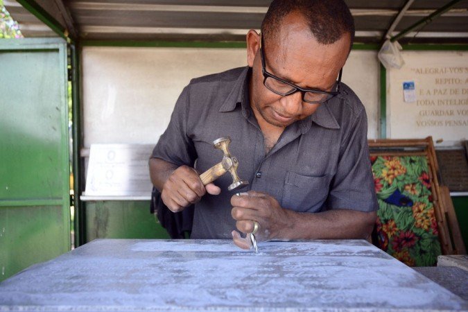 27/10/2021 Crédito: Marcelo Ferreira/CB/D.A Press. Brasil. Brasilia - DF Comércio preparativos para o dia dos finados. Cemitério Campo da Esperança na Asa Sul. Nivaldo de Souza, letrista escreve da lapídes de mármore.