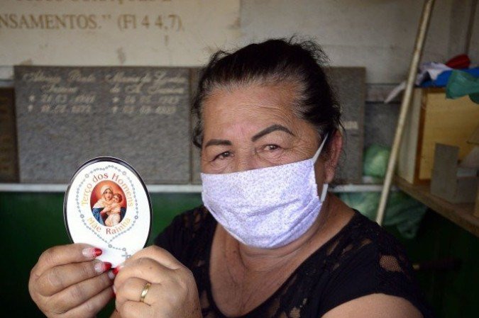 Norma Lúcia oferece gravação de fotografias em porcelana