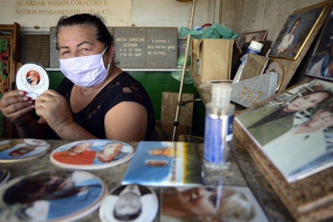 27/10/2021 Crédito: Marcelo Ferreira/CB/D.A Press. Brasil. Brasilia - DF Comércio preparativos para o dia dos finados. Cemitério Campo da Esperança na Asa Sul. Norma Lucia, confecciona fotos para colocar nas lapídes.