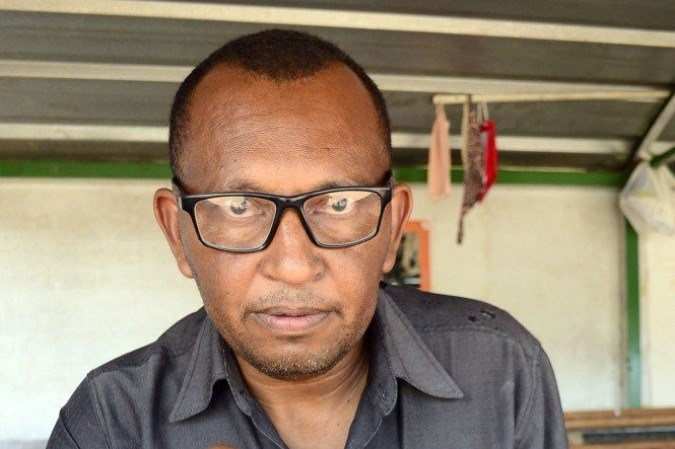 27/10/2021 Crédito: Marcelo Ferreira/CB/D.A Press. Brasil. Brasilia - DF Comércio preparativos para o dia dos finados. Cemitério Campo da Esperança na Asa Sul. Nivaldo de Souza, letrista escreve da lapídes de mármore.