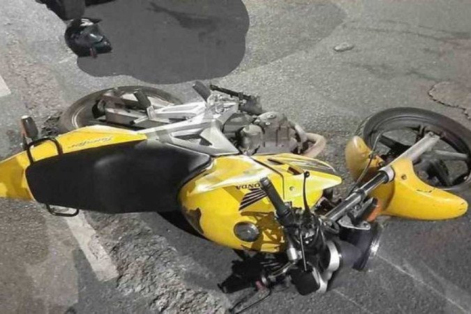 Segundo policiais, suspeito jogou a moto contra um deles -  (crédito: Polícia Militar/Divulgação)