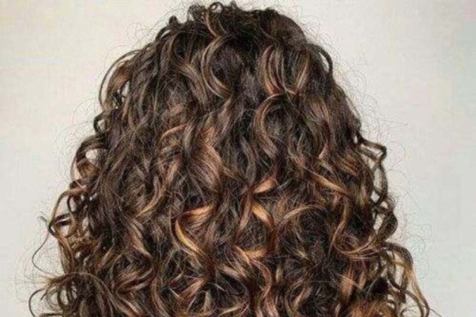 Os cabelos do tipo 3 vão dos cachos soltos aos mais definidos.

