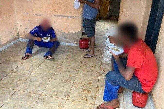A ação contou com a ajuda da Polícia Rodoviária Federal, da Defensoria Pública da União e do Ministério Público do Trabalho - (crédito: Grupo Especial de Fiscalização Móvel / Divulgação) A ação contou com a ajuda da Polícia Rodoviária Federal, da Defensoria Pública da União e do Ministério Público do Trabalho - (crédito: Grupo Especial de Fiscalização Móvel / Divulgação)