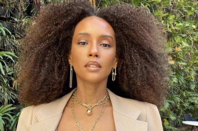 Os cabelos crespos têm fios que variam entre o formato de "mola" bem apertado e o tipo ainda mais compacto e geralmente são mais frágeis e ressecados
