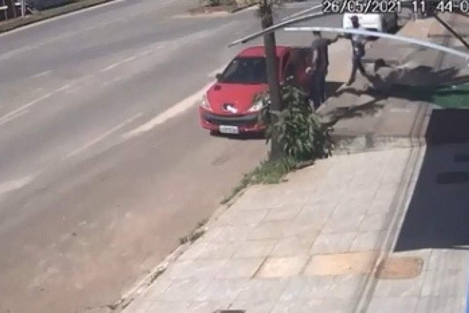 Criminosos acumulavam passagens por roubo, furto e receptação de veículos -  (crédito: PCDF/Divulgação)