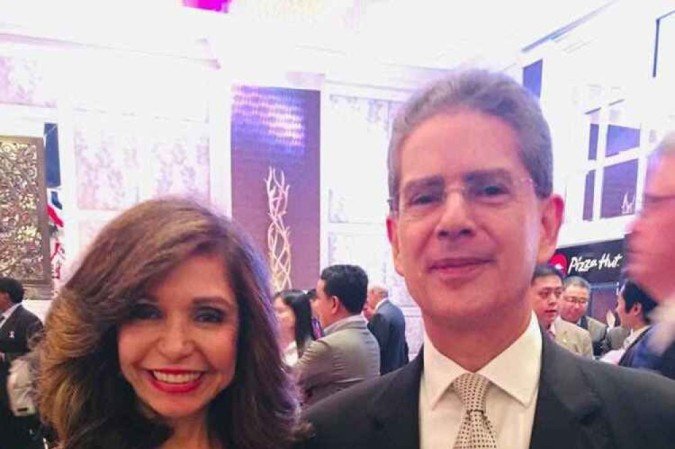 Descrição: Coluna 360 - Laís e o embaixador Rodrigo do Amaral