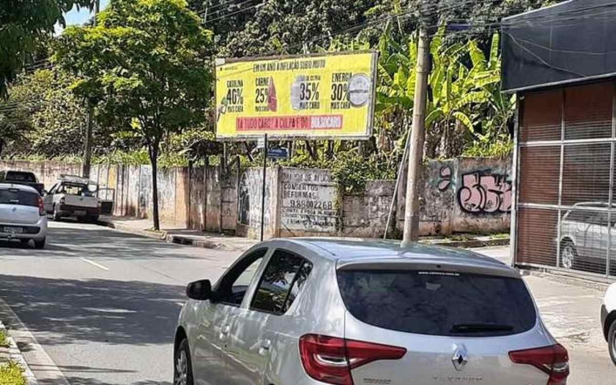 Cartaz alerta o aumento da inflação  