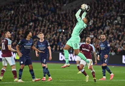 Rodada cheia da Premier League é adiada no dia seguinte do falecimento da Rainha Elizabeth II: o West Ham, time de Sua Majestade, na foto, enfrentaria o Newcastle -  (crédito: GLYN KIRK/AFP)