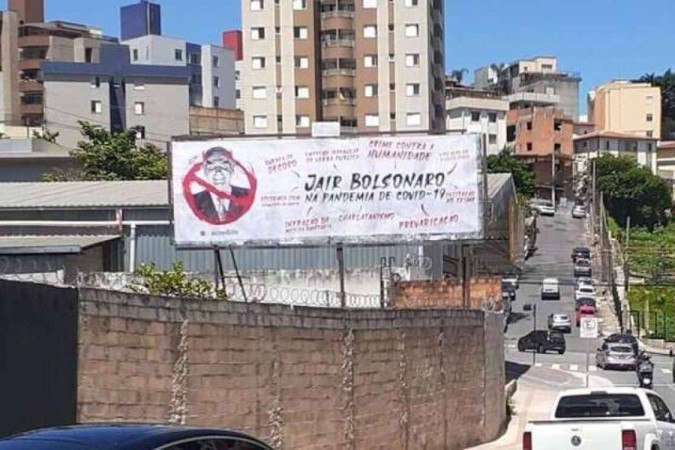 Outdoor instalado pelo movimento Acredito -  (crédito: Movimento Acredito/REPRODUÇÃO)