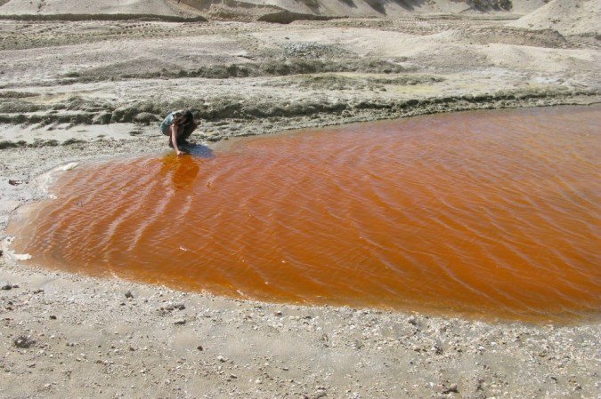 Microalgas vermelhas em lago do México: emissão de luz