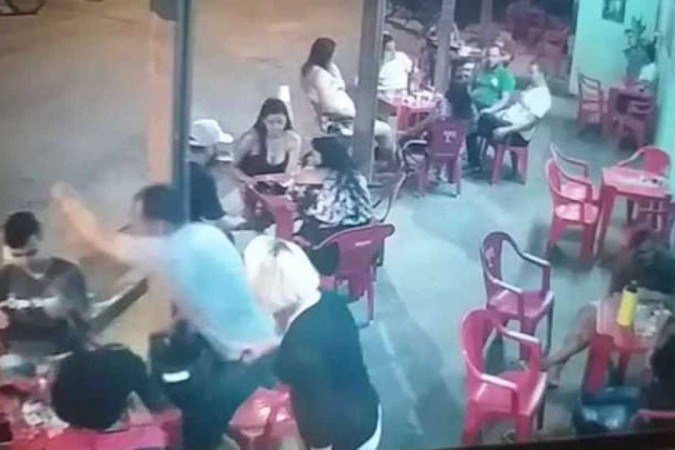 Jovem foi atingido por cinco tiros em bar, na cidade de Montes Claros -  (crédito:  Redes Sociais/reprodução)