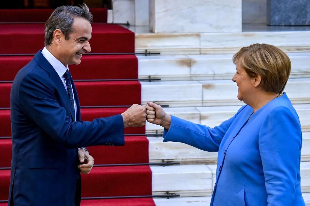 Angela Merkel encerra turbulento capítulo da história greco-alemã em Atenas