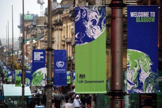 Avenida de Glasgow, na Escócia, exibe banners dando as boas-vindas aos líderes mundiais e negociadores que participam da conferência do clima: cenário desanimador - (crédito: Andy Buchanan/AFP) Avenida de Glasgow, na Escócia, exibe banners dando as boas-vindas aos líderes mundiais e negociadores que participam da conferência do clima: cenário desanimador - (crédito: Andy Buchanan/AFP)
