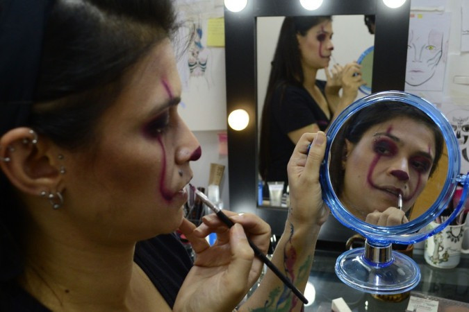  28/10/2021 CrÃ©dito: Marcelo Ferreira/CB/D.A Press. Brasil. Brasilia - DF A maquiadora Juliana Welasco ensina como fazer uma maquiagem para o Halloween.