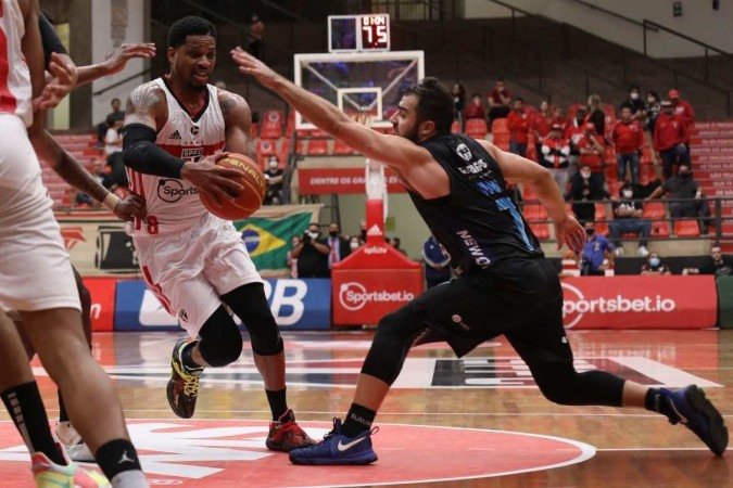 Jogadores de São Paulo e Brasília Basquete disputam a bola no NBB 21/22
