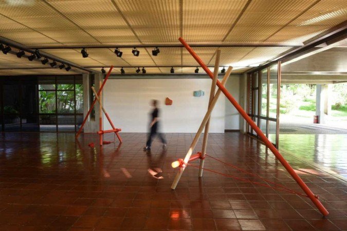 Exposição de artista portuguesa no INstituto Camões celebra obra de Lina Bo Bardi. 
 INspirada no universo de Lina Bo Bardi, Fernanda Fragateiro apresenta série de trabalhos que dialoga com as obras da arquiteta 
