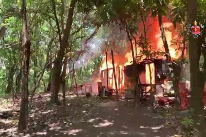 Incêndio consumiu dois barracos geminados no Parque Ecológico Boca da Mata - (crédito: Divulgação - CBMDF) Incêndio consumiu dois barracos geminados no Parque Ecológico Boca da Mata - (crédito: Divulgação - CBMDF)