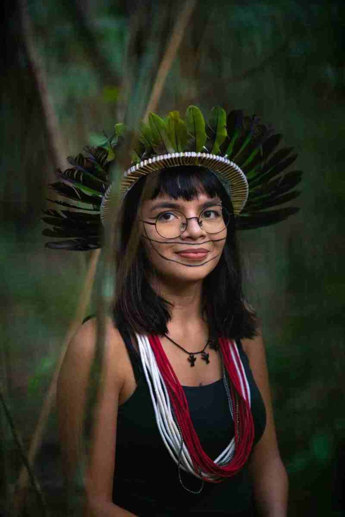 Txai Surui tem 24 anos, é coordenadora do Movimento da Juventude Indígena de Rondônia, representante do World Wide Fund for Nature (WWF), da organização Canindé e do povo Paiper Surui. É membro da delegação do Engajamundo.