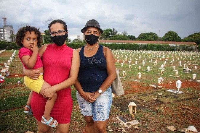 Vanda Gomes, com a família, deixou flores no túmulo da mãe - (crédito: Bárbara Cabral/Esp.CB) Vanda Gomes, com a família, deixou flores no túmulo da mãe - (crédito: Bárbara Cabral/Esp.CB)