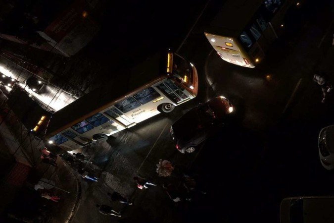 Ônibus colidiu contra poste de iluminação - (crédito: Material cedido ao Correio) Ônibus colidiu contra poste de iluminação - (crédito: Material cedido ao Correio)