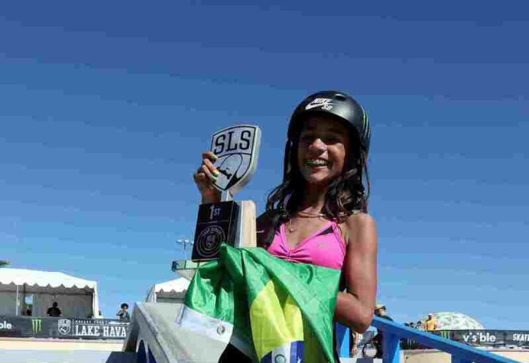  LAKE HAVASU CITY, ARIZONA - OCTOBER 30: Rayssa Leal of Brazil stands with the 1st place trophy after winning the Womens Finals of the 2021 SLS Championship Tour: Lake Havasu at Rotary Park on October 30, 2021 in Lake Havasu City, Arizona.   Jamie Squire/Getty Images/AFP (Photo by JAMIE SQUIRE / GETTY IMAGES NORTH AMERICA / Getty Images via AFP)       