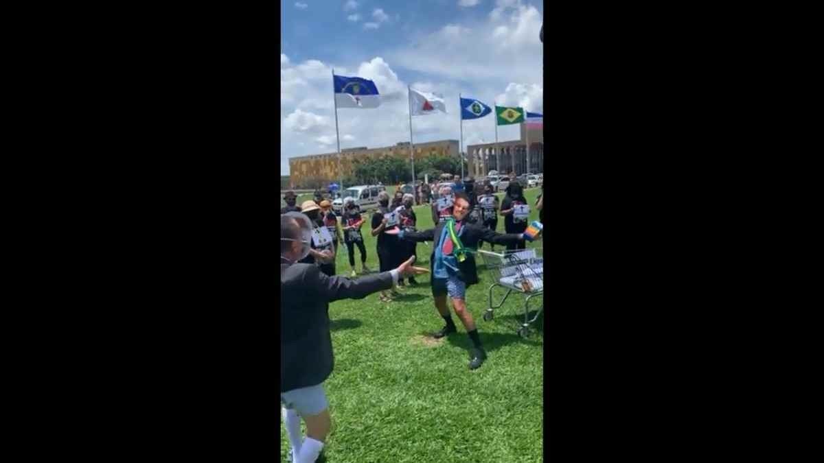 Manifestantes protestam contra Bolsonaro e Lira em Brasília