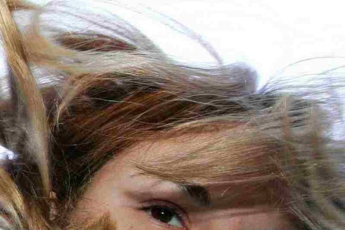  18/07/2006. Crédito: Sebastiao Moreira/AE. Brasil. São Paulo - SP. Caso Von Richthofen. Suzane Von Richthofen após deixar a 89ª Delegacia de Polícia, no bairro do Morumbi, rumo ao Fórum Criminal da Barra Funda, zona oeste da capital. Ela foi condenada a 39 anos de prisão por matar os pais em 2002.
      Caption 